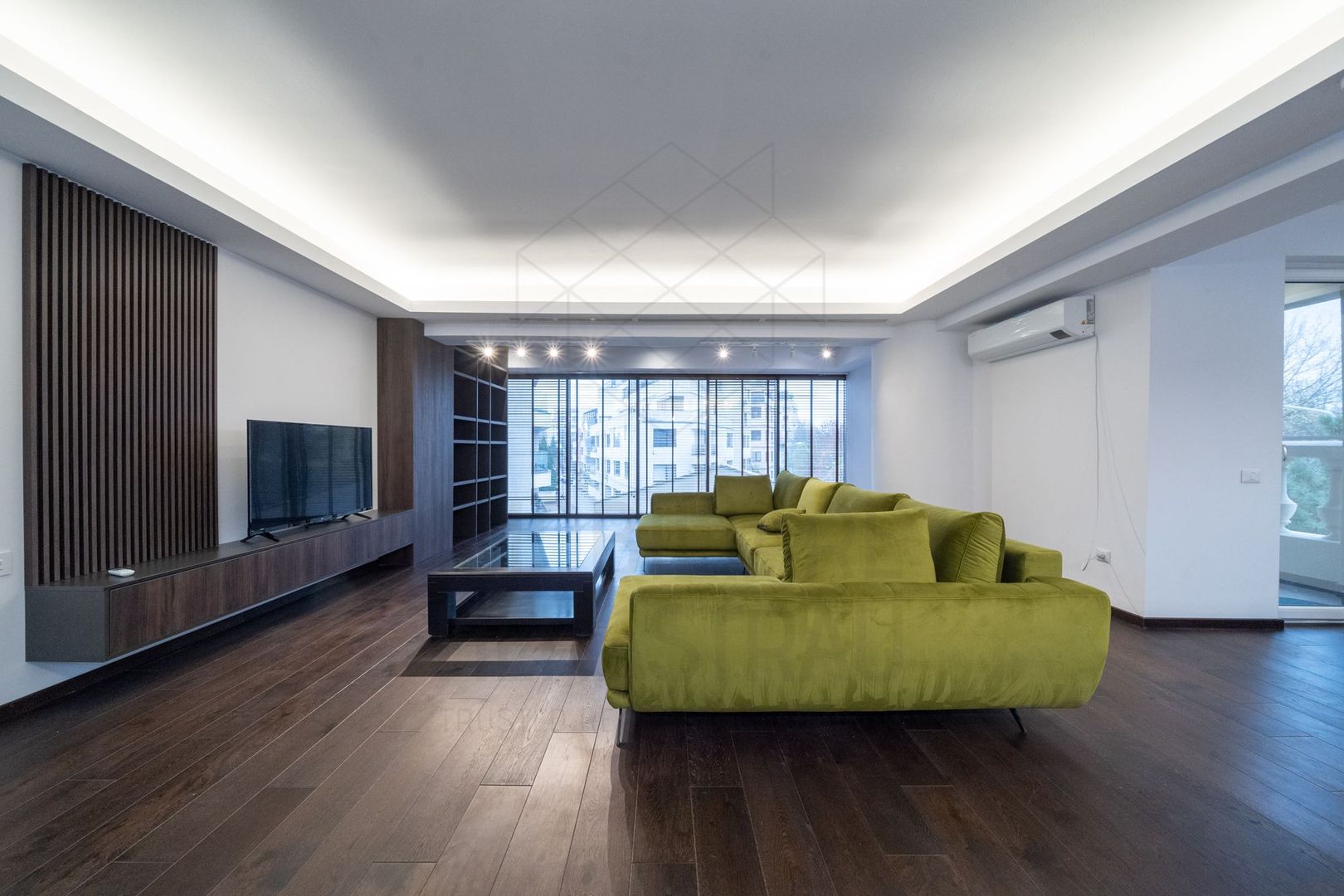 Rafinament urban și texturi naturale într-un apartament contemporan spectaculos