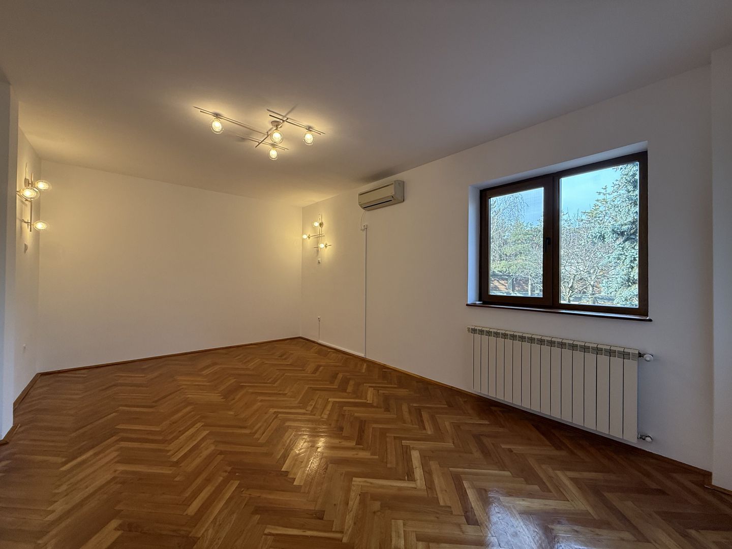 Vila spațioasă în Sisesti | 600 mp | 9 locuri de parcare | Teren 1500 mp