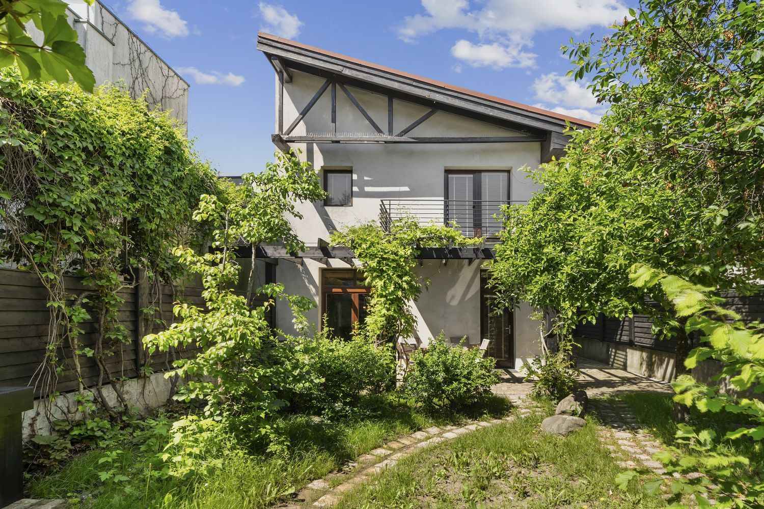 ARTSY LAKEFRONT VILLA | BANEASA