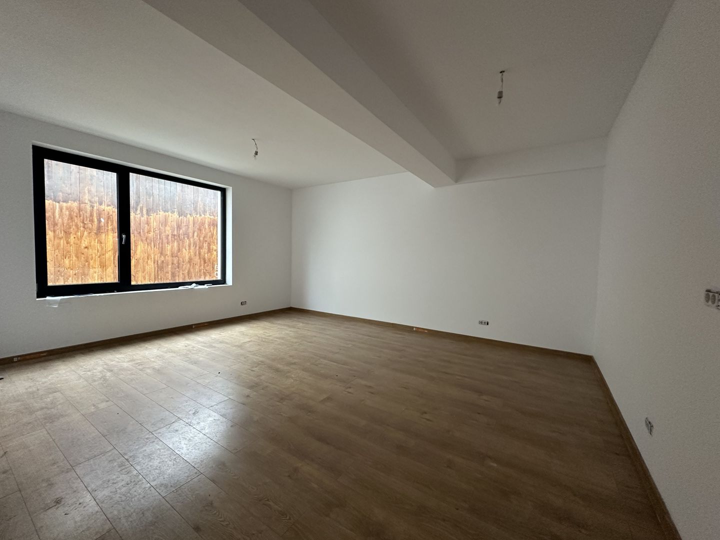 Apartament 3 camere parter cu curte.