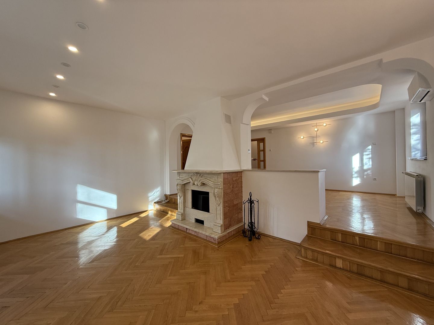 Vila spațioasă în Sisesti | 600 mp | 9 locuri de parcare | Teren 1500 mp