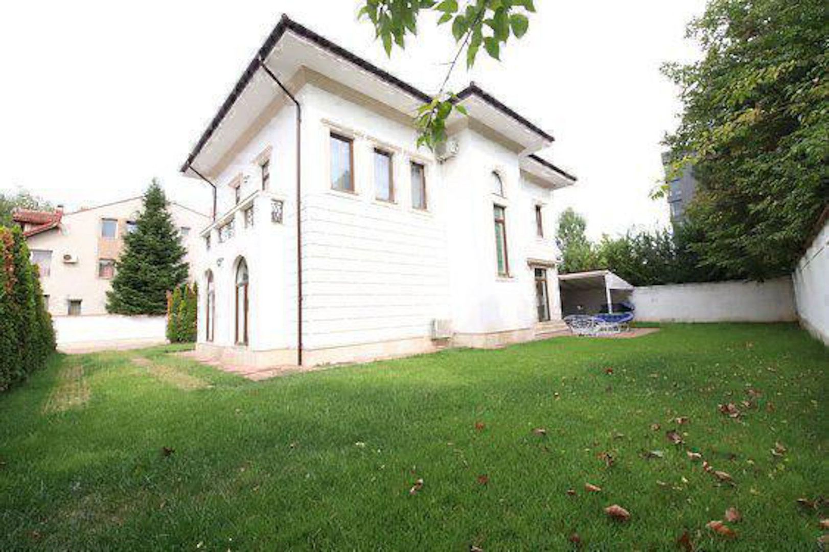 Special villa on Iancu Nicolae I Garage 2 cars and yard 500 sqm