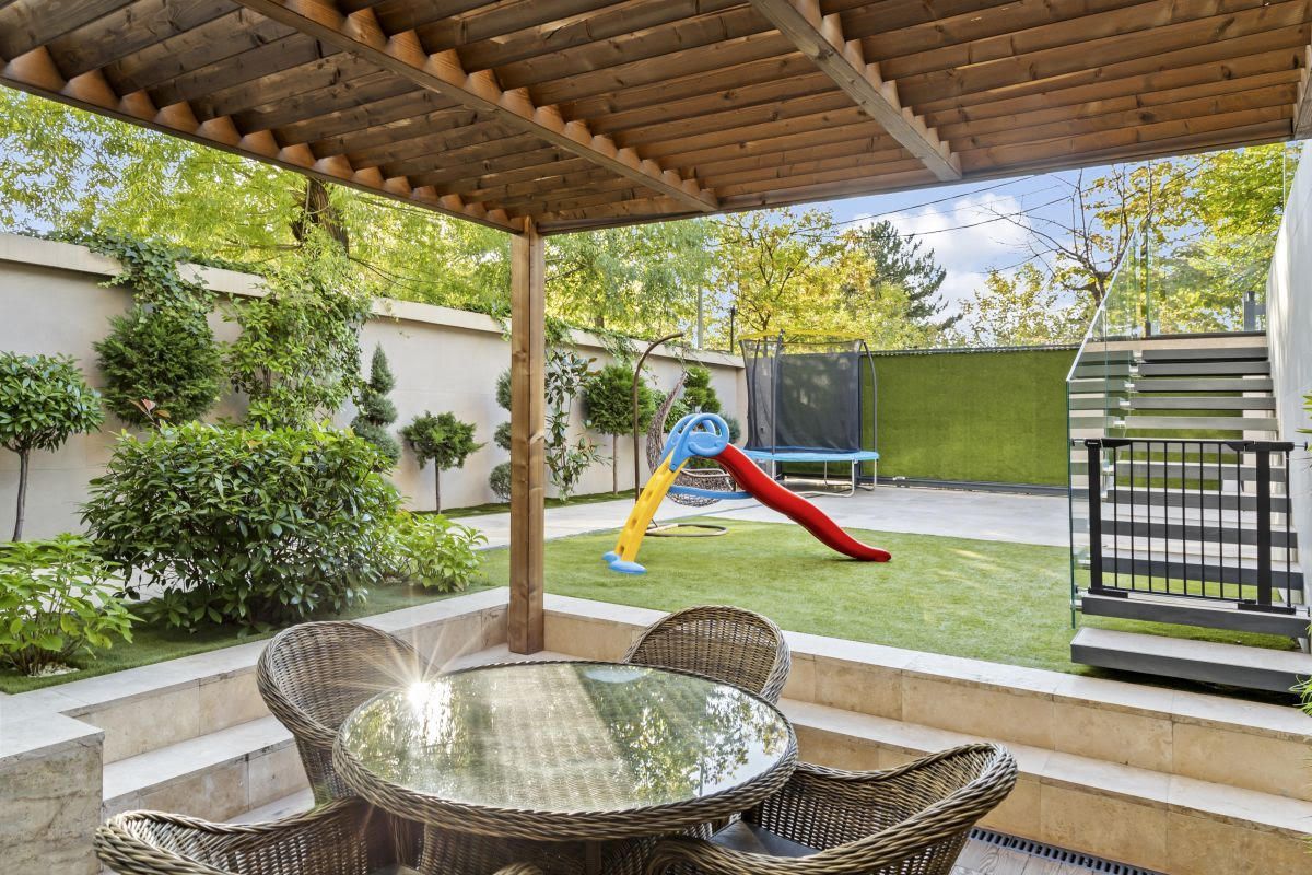 Villa La Primavera | Luxury Homes | Exclusive villa overlooking Lake Floreasca