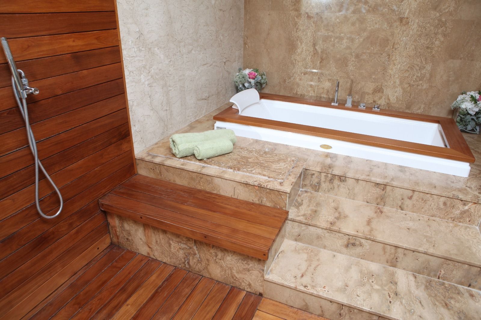 Apartment with beautiful view to  Floreasca Lake