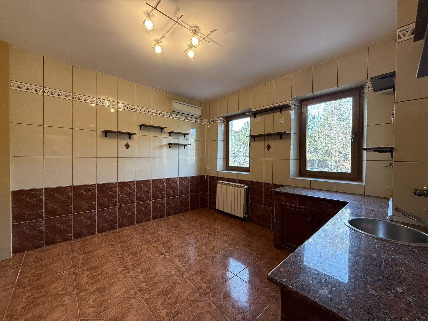 Vila spațioasă în Sisesti | 600 mp | 9 locuri de parcare | Teren 1500 mp