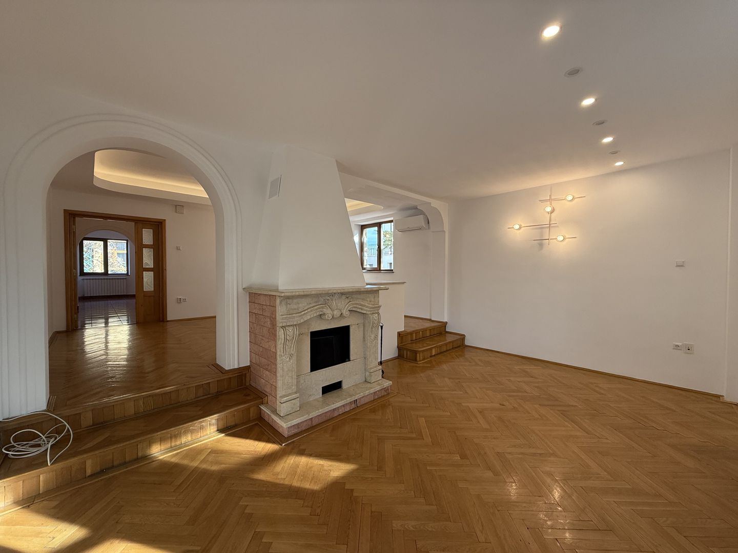 Vila spațioasă în Sisesti | 600 mp | 9 locuri de parcare | Teren 1500 mp