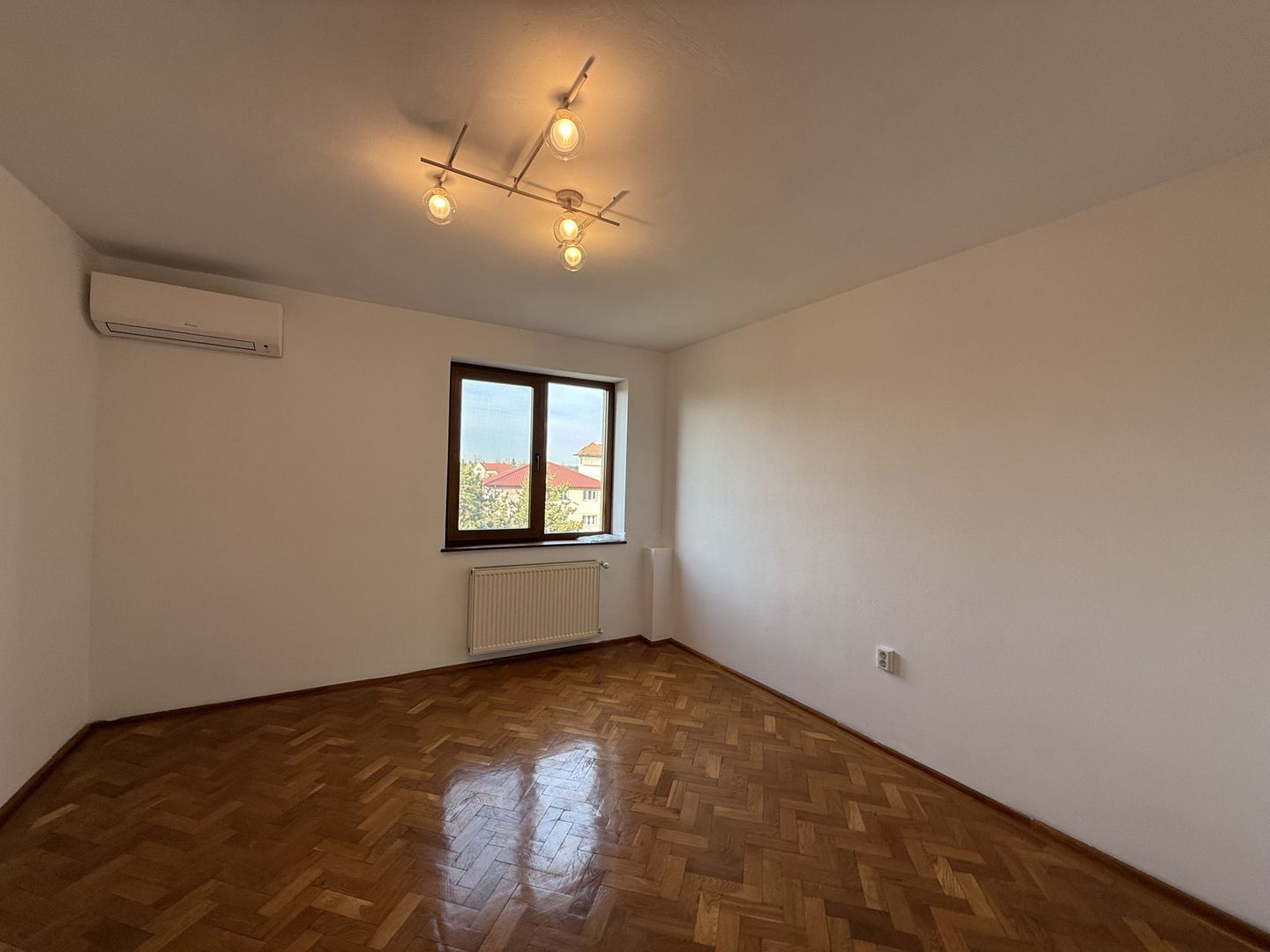 Vila spațioasă în Sisesti | 600 mp | 9 locuri de parcare | Teren 1500 mp