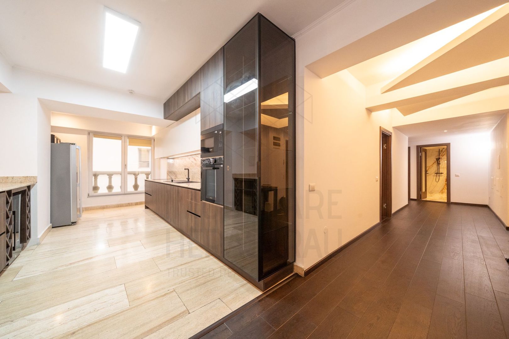 Rafinament urban și texturi naturale într-un apartament contemporan spectaculos