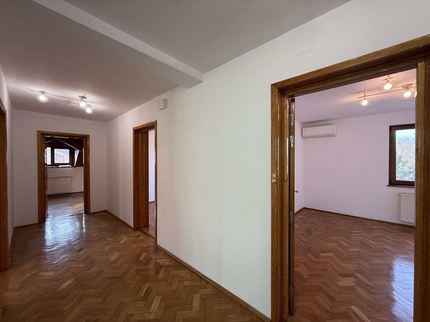 Vila spațioasă în Sisesti | 600 mp | 9 locuri de parcare | Teren 1500 mp