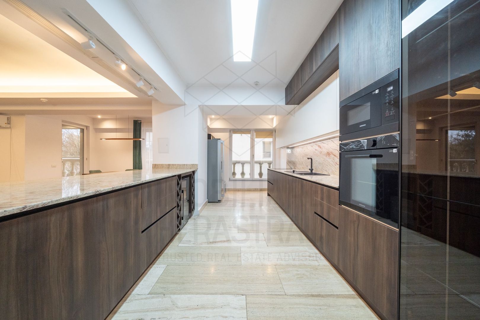 Rafinament urban și texturi naturale într-un apartament contemporan spectaculos