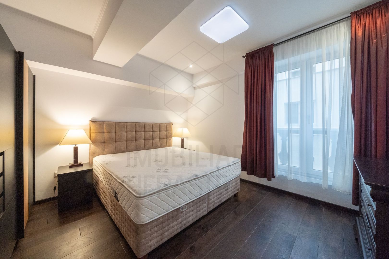 Rafinament urban și texturi naturale într-un apartament contemporan spectaculos