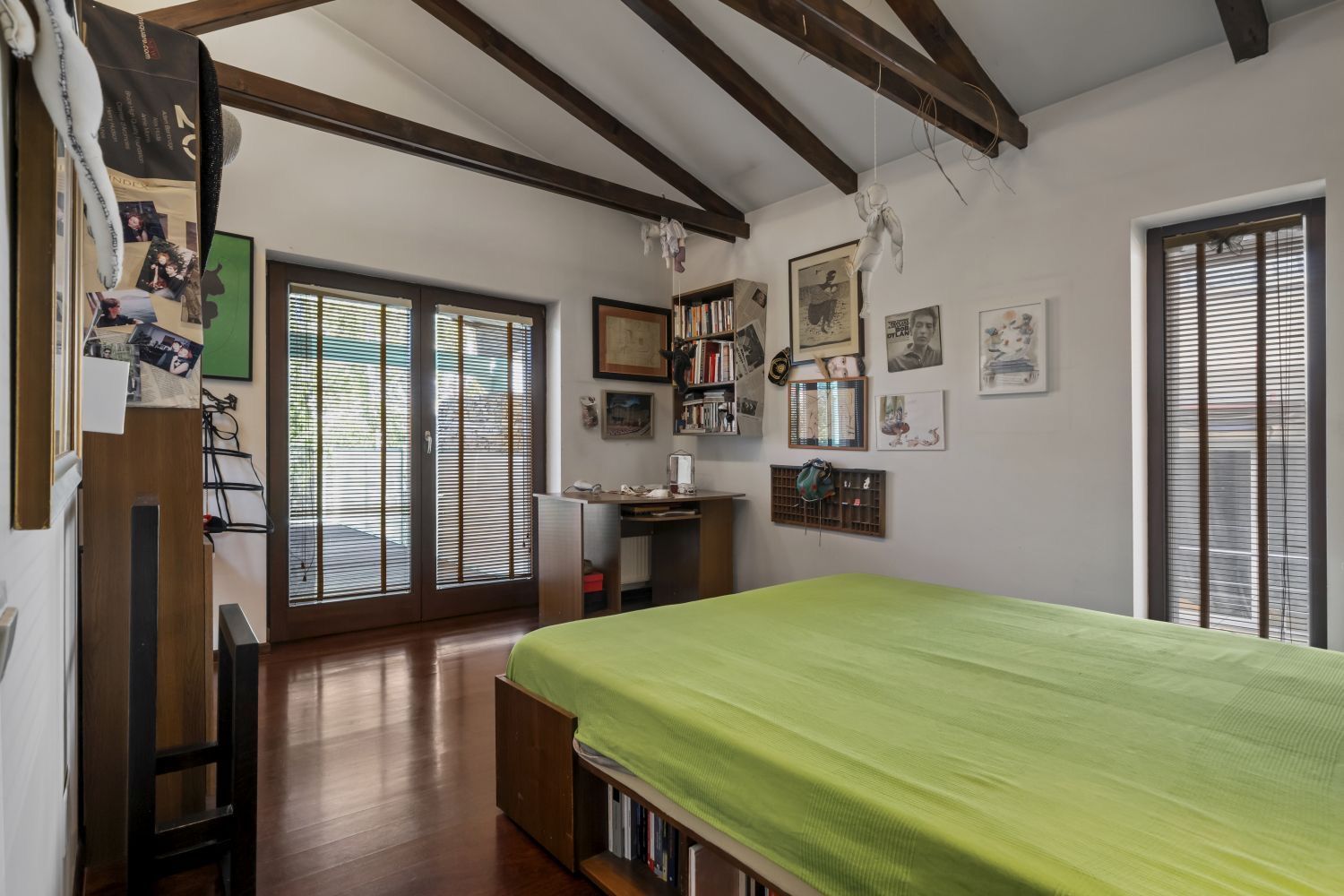 ARTSY LAKEFRONT VILLA | BANEASA