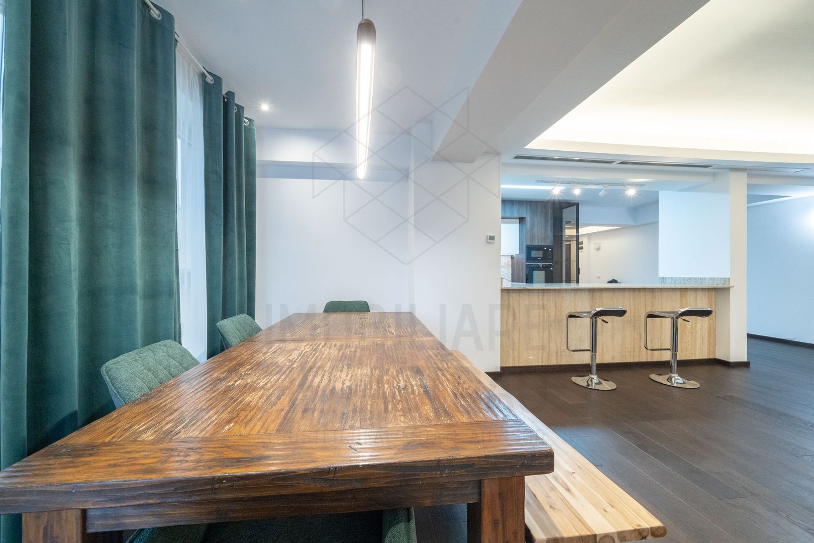 Rafinament urban și texturi naturale într-un apartament contemporan spectaculos