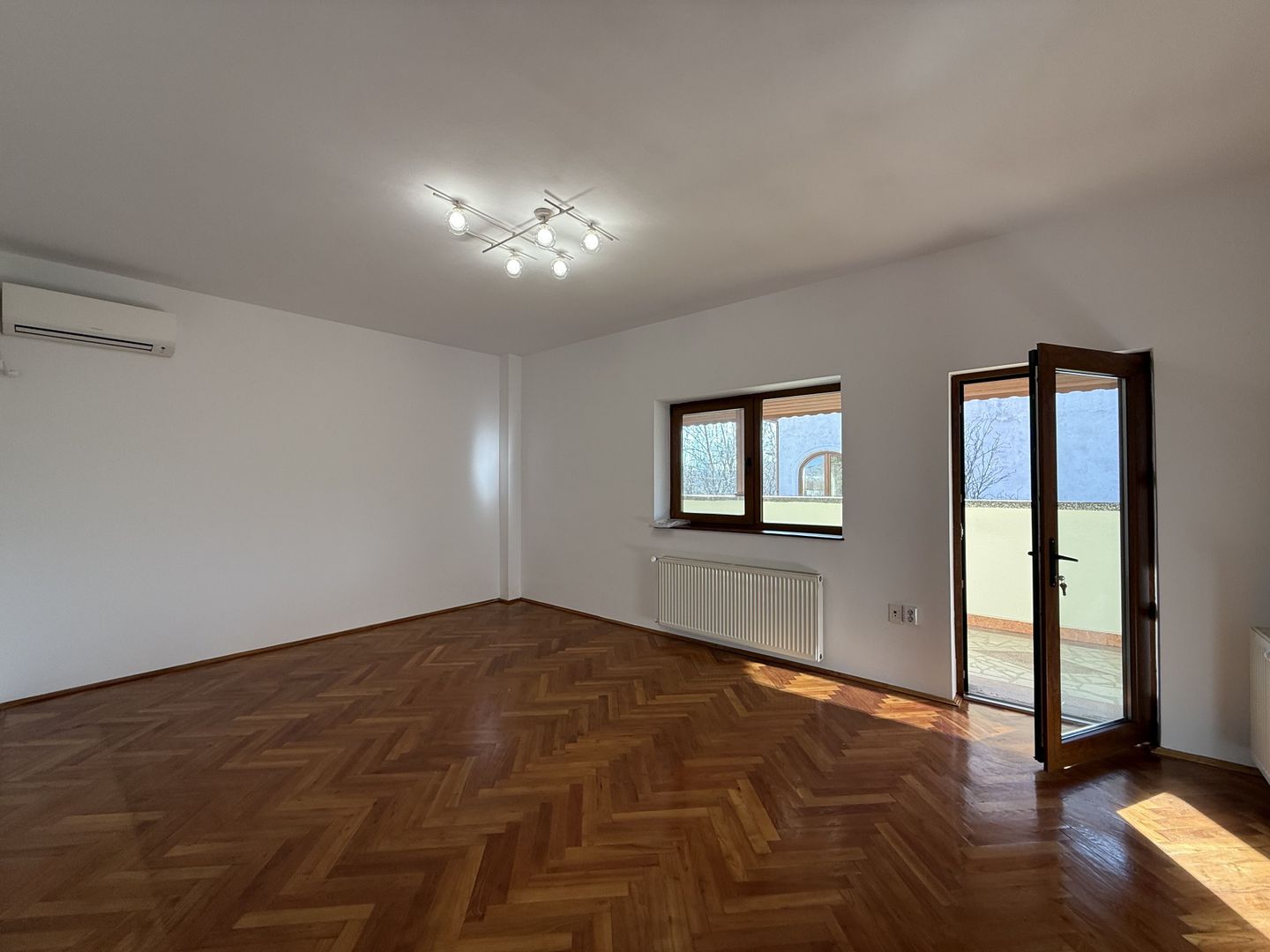 Vila spațioasă în Sisesti | 600 mp | 9 locuri de parcare | Teren 1500 mp