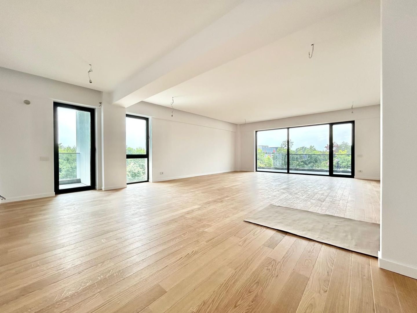 Apartament 4 camere de inchiriere zona Pipera .