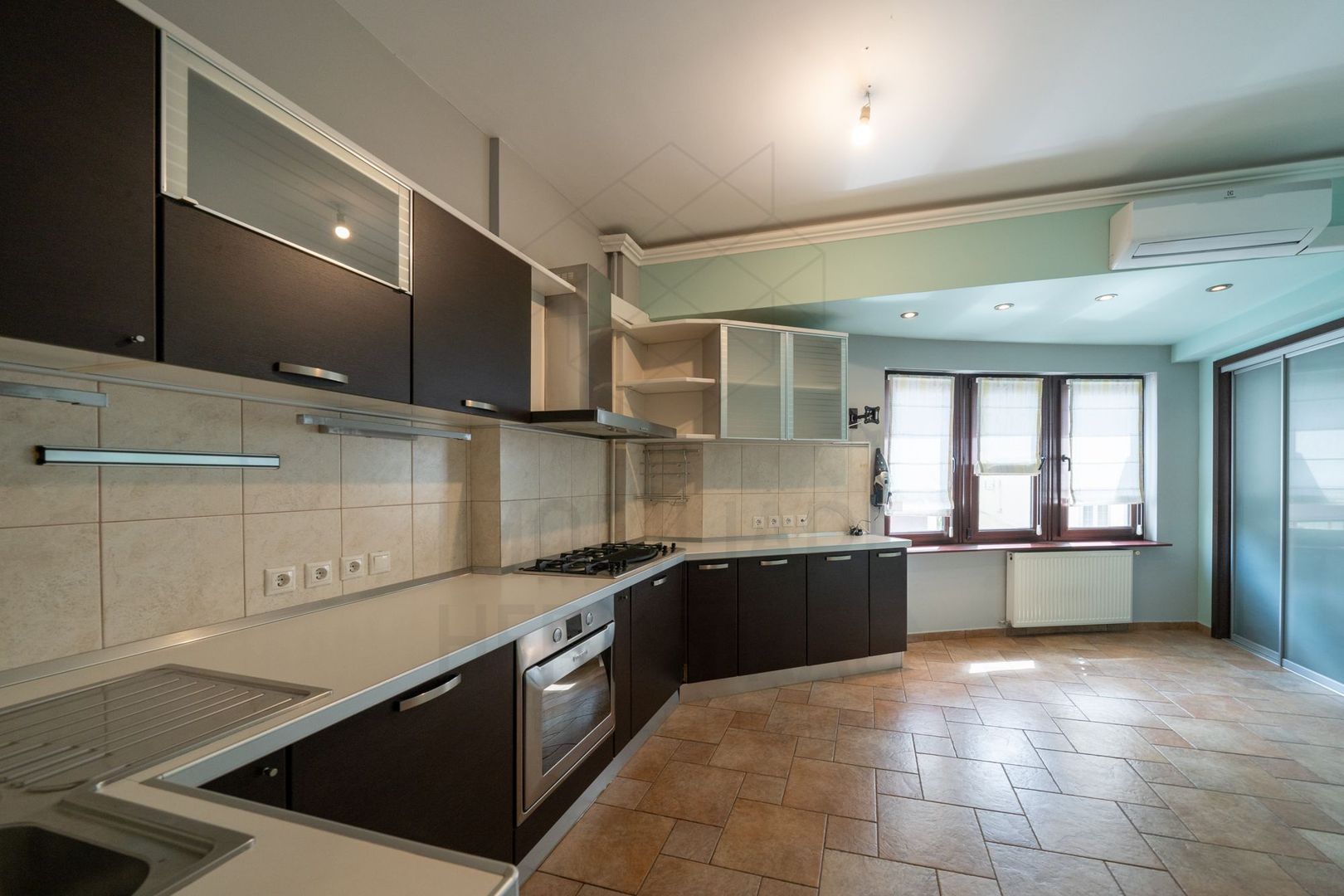 Satul Francez | Herastrau | Apartament spațios 4 camere | Loc parcare si boxă