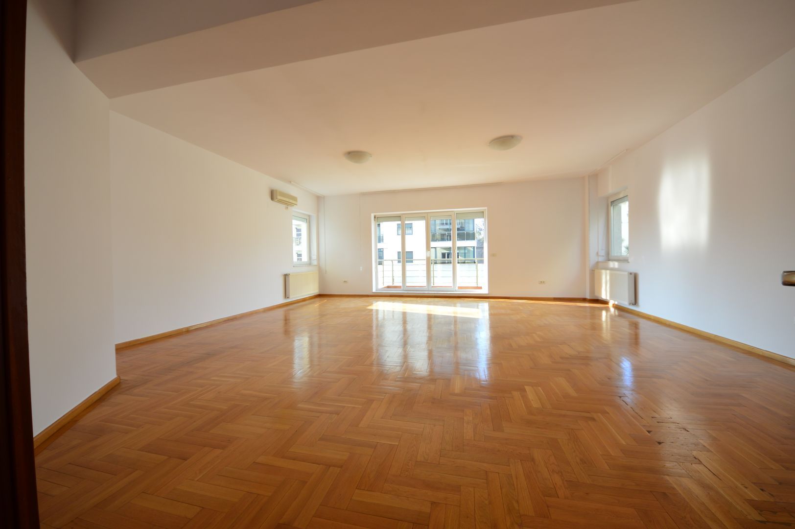 Ideal birou , la 3 minute de Parcul Herastrau