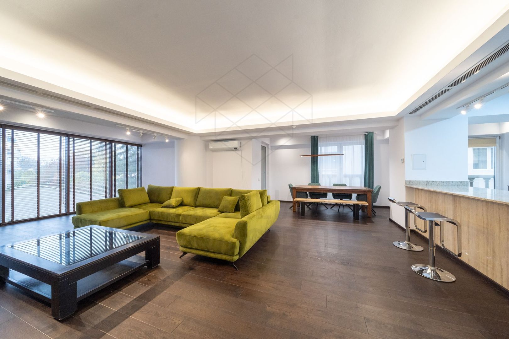 Rafinament urban și texturi naturale într-un apartament contemporan spectaculos