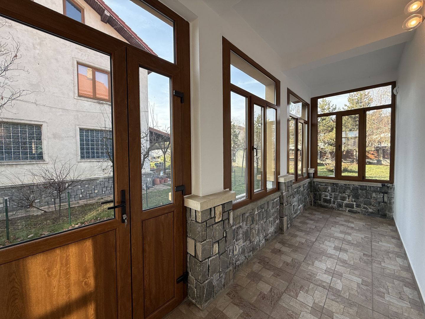 Vila spațioasă în Sisesti | 600 mp | 9 locuri de parcare | Teren 1500 mp