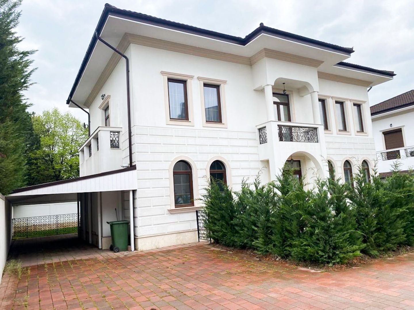 Vila deosebita pe Iancu Nicolae  I  Garaj 2 mașini și curte 500 mp