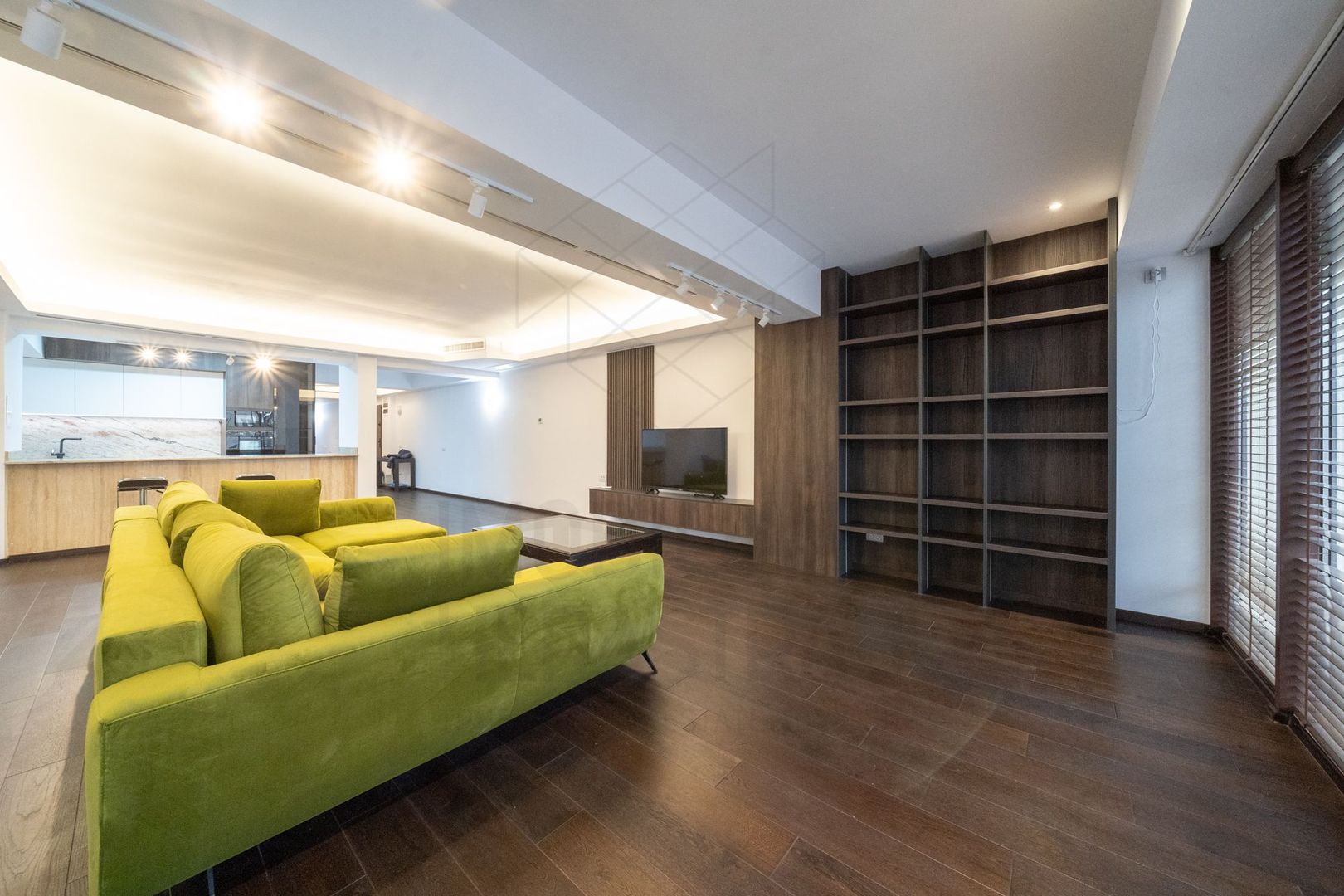 Rafinament urban și texturi naturale într-un apartament contemporan spectaculos