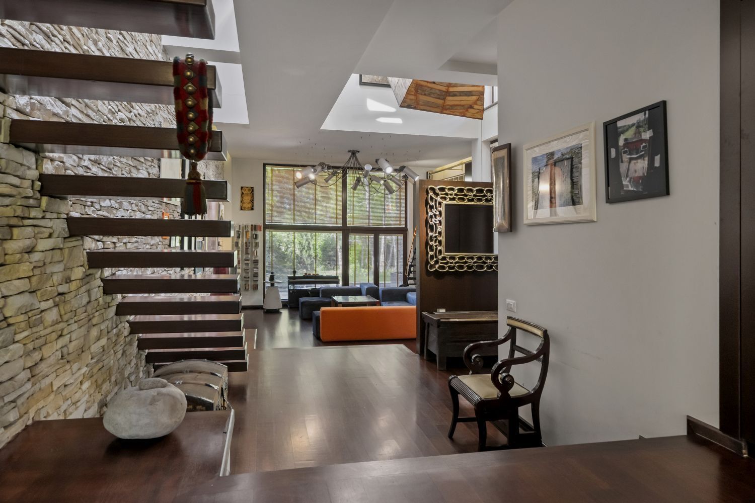 ARTSY LAKEFRONT VILLA | BANEASA