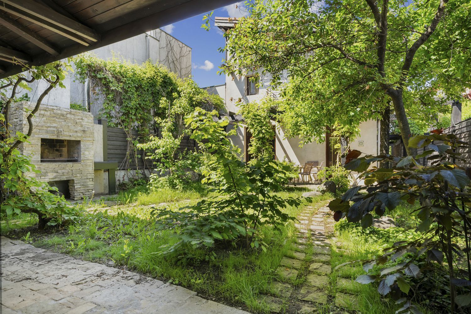ARTSY LAKEFRONT VILLA | BANEASA