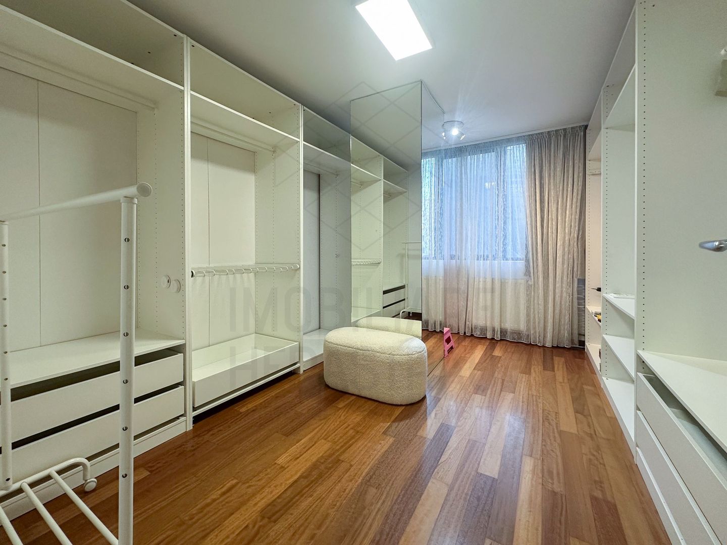 Apartament ,luminos , camera de dresing ,loc parcare subteran.