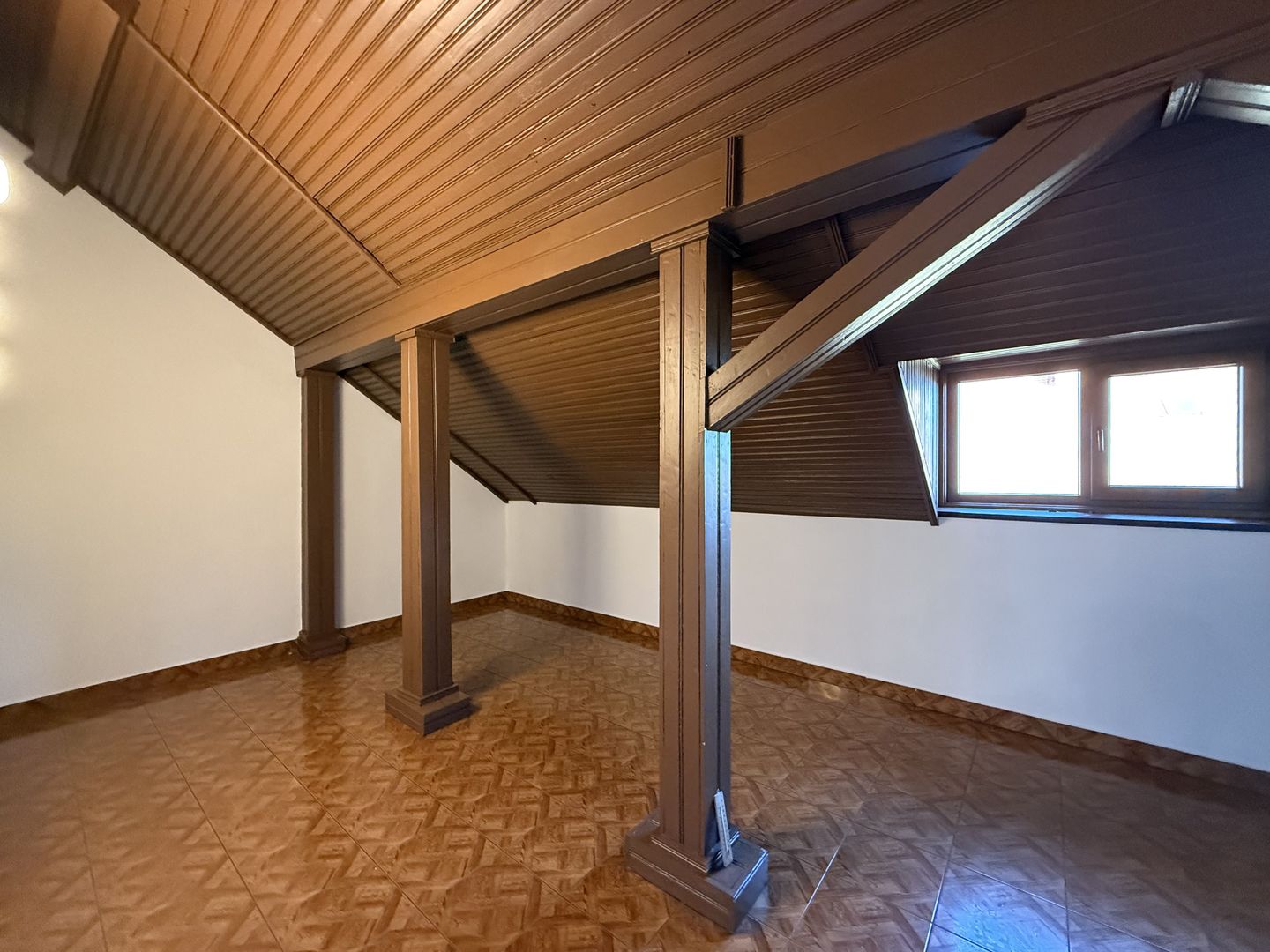 Vila spațioasă în Sisesti | 600 mp | 9 locuri de parcare | Teren 1500 mp