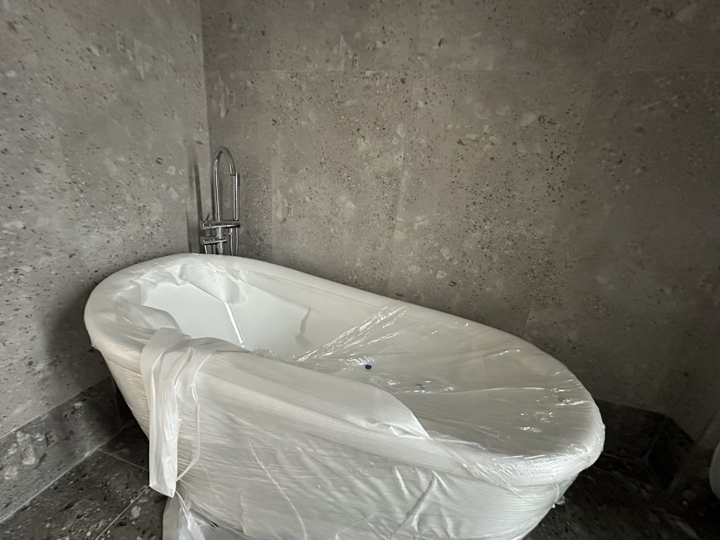 Apartament 3 camere parter cu curte.