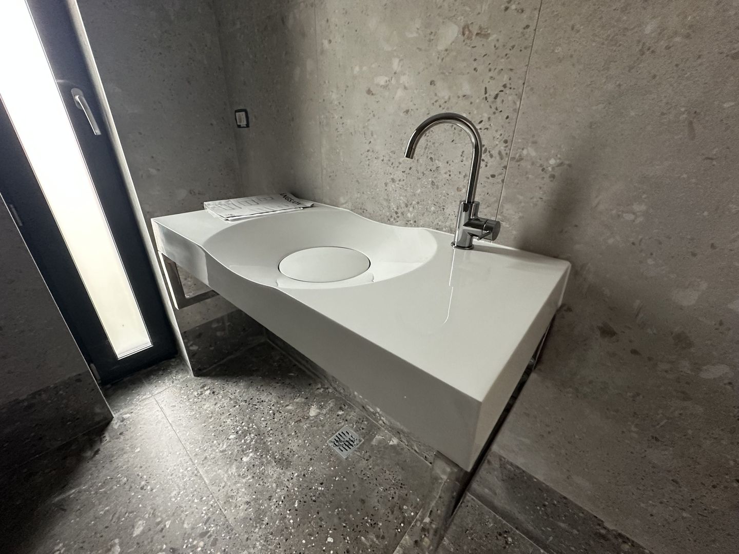 Apartament 3 camere parter cu curte.