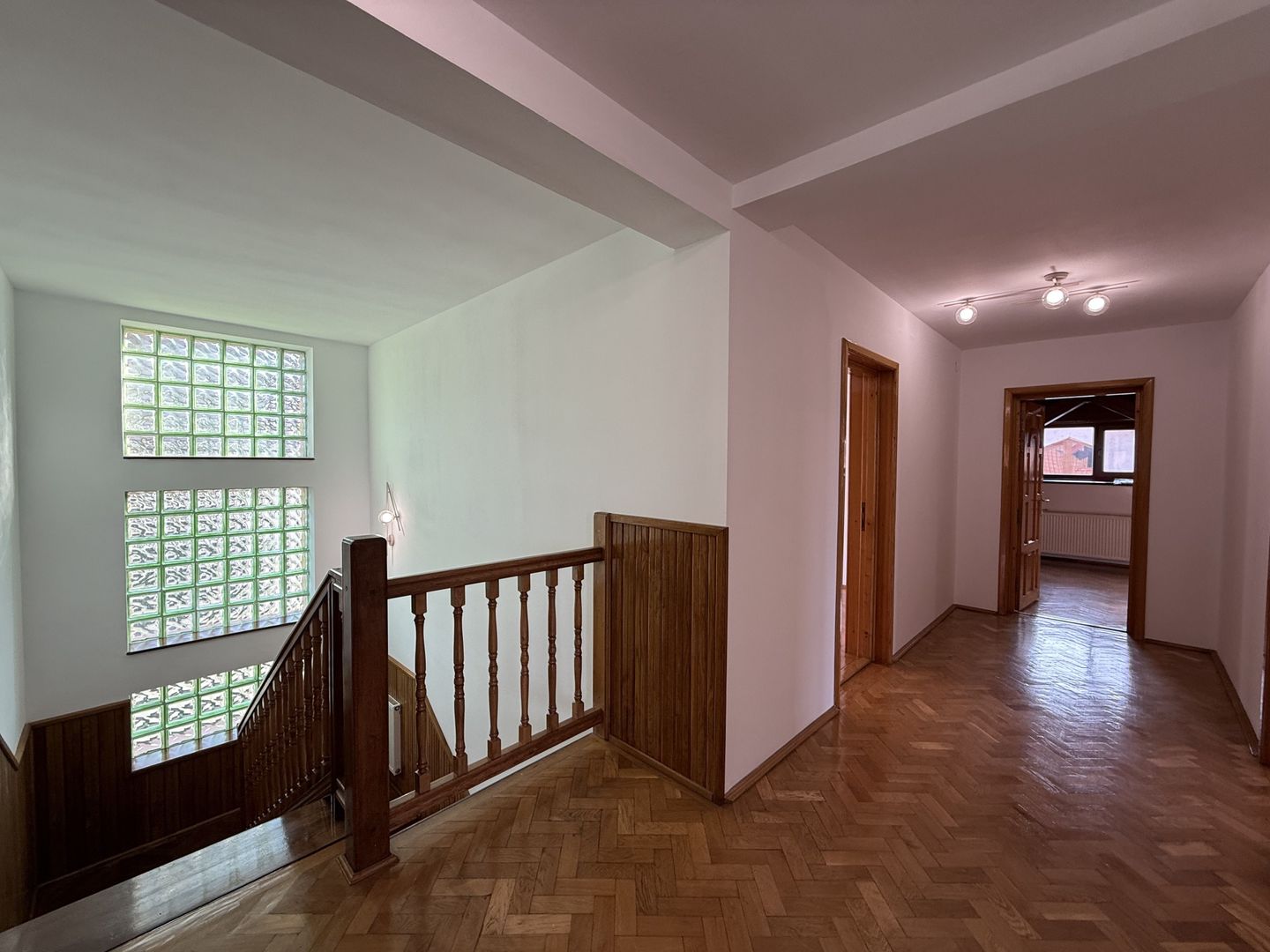 Vila spațioasă în Sisesti | 600 mp | 9 locuri de parcare | Teren 1500 mp