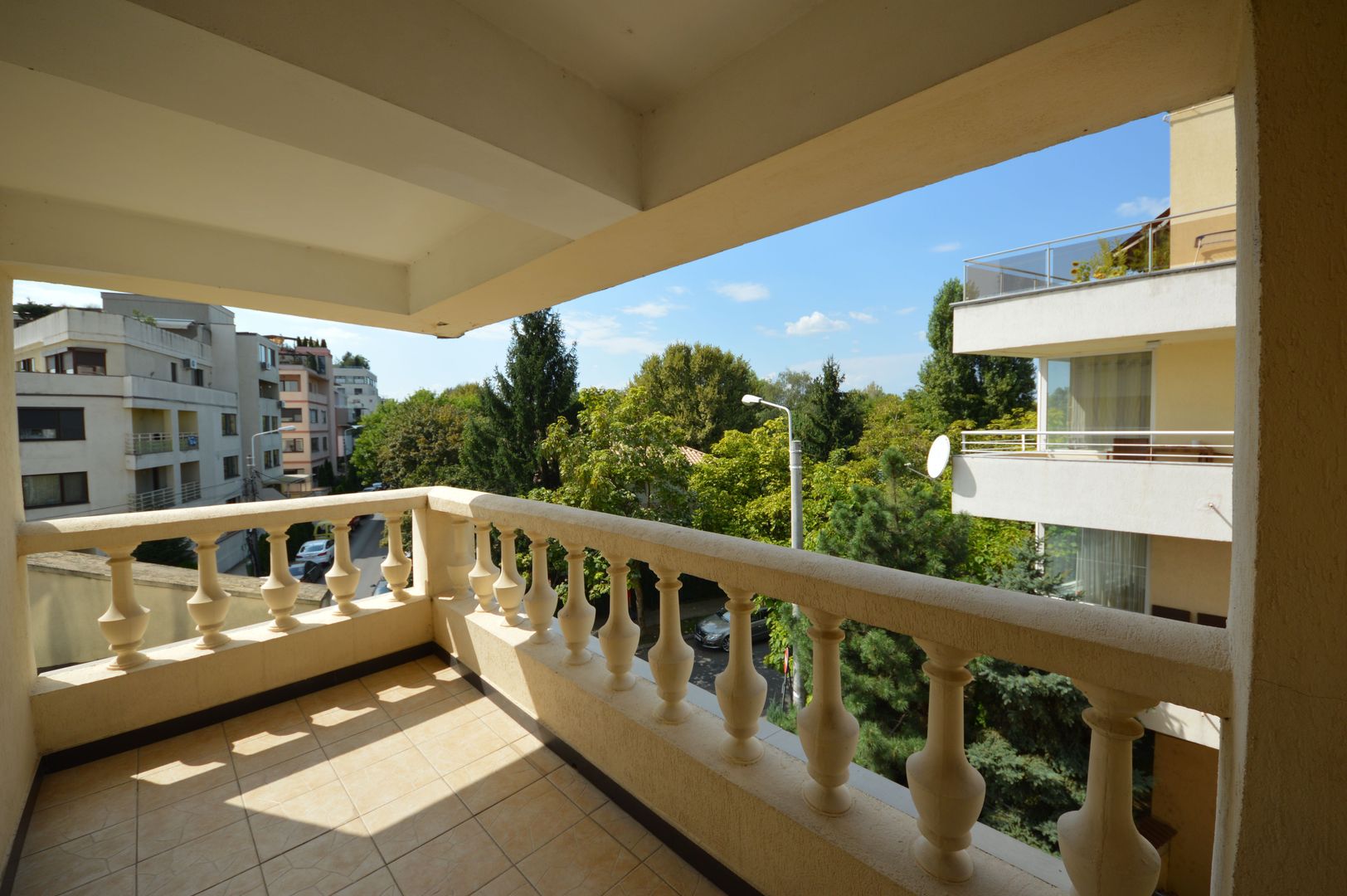 Rafinament urban și texturi naturale într-un apartament contemporan spectaculos