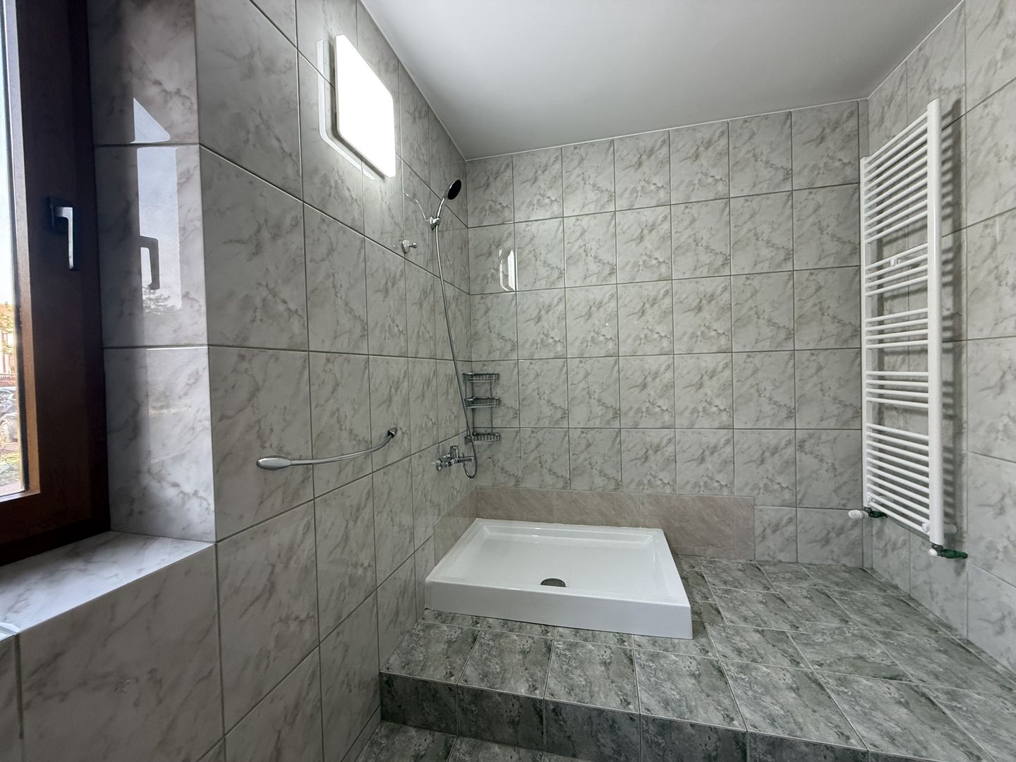 Vila spațioasă în Sisesti | 600 mp | 9 locuri de parcare | Teren 1500 mp