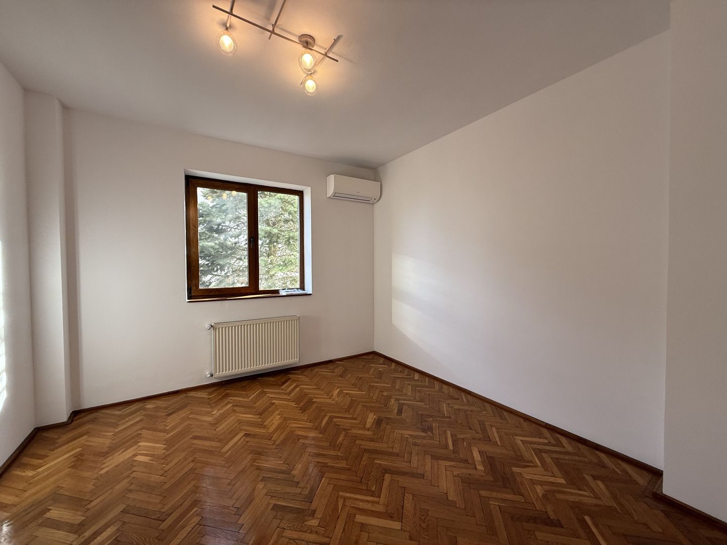 Vila spațioasă în Sisesti | 600 mp | 9 locuri de parcare | Teren 1500 mp