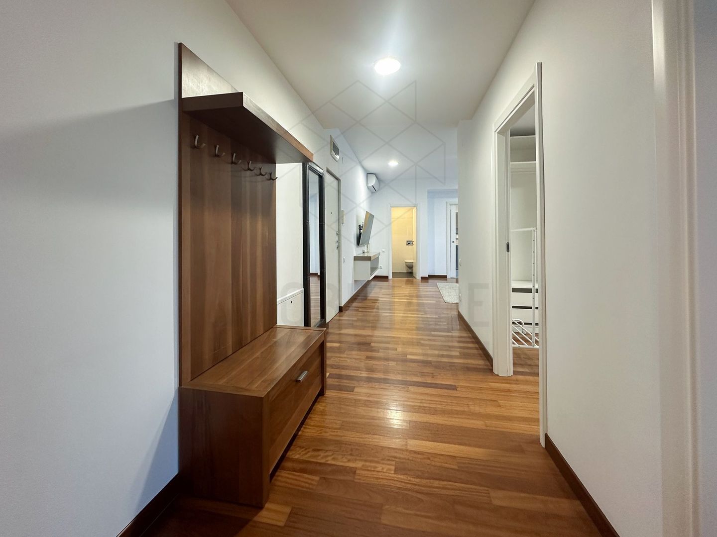 Apartament ,luminos , camera de dresing ,loc parcare subteran.