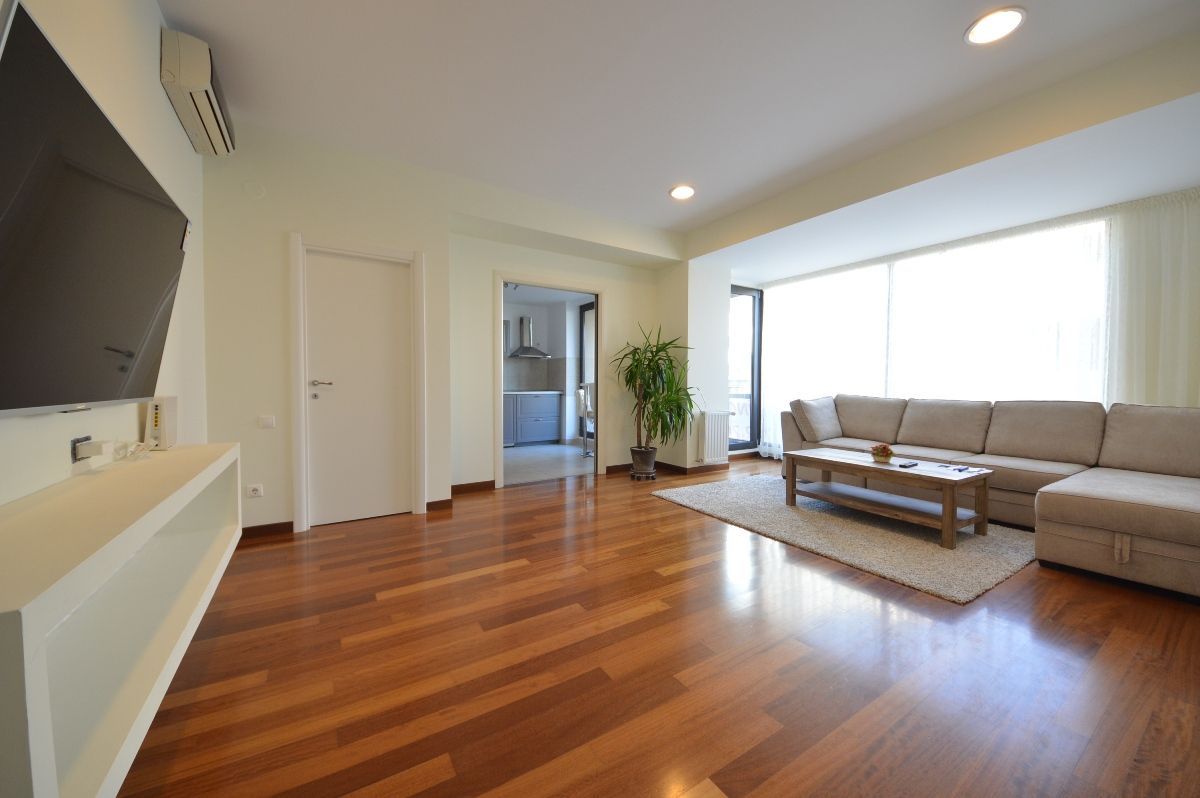 Apartament ,luminos , camera de dresing ,loc parcare subteran.