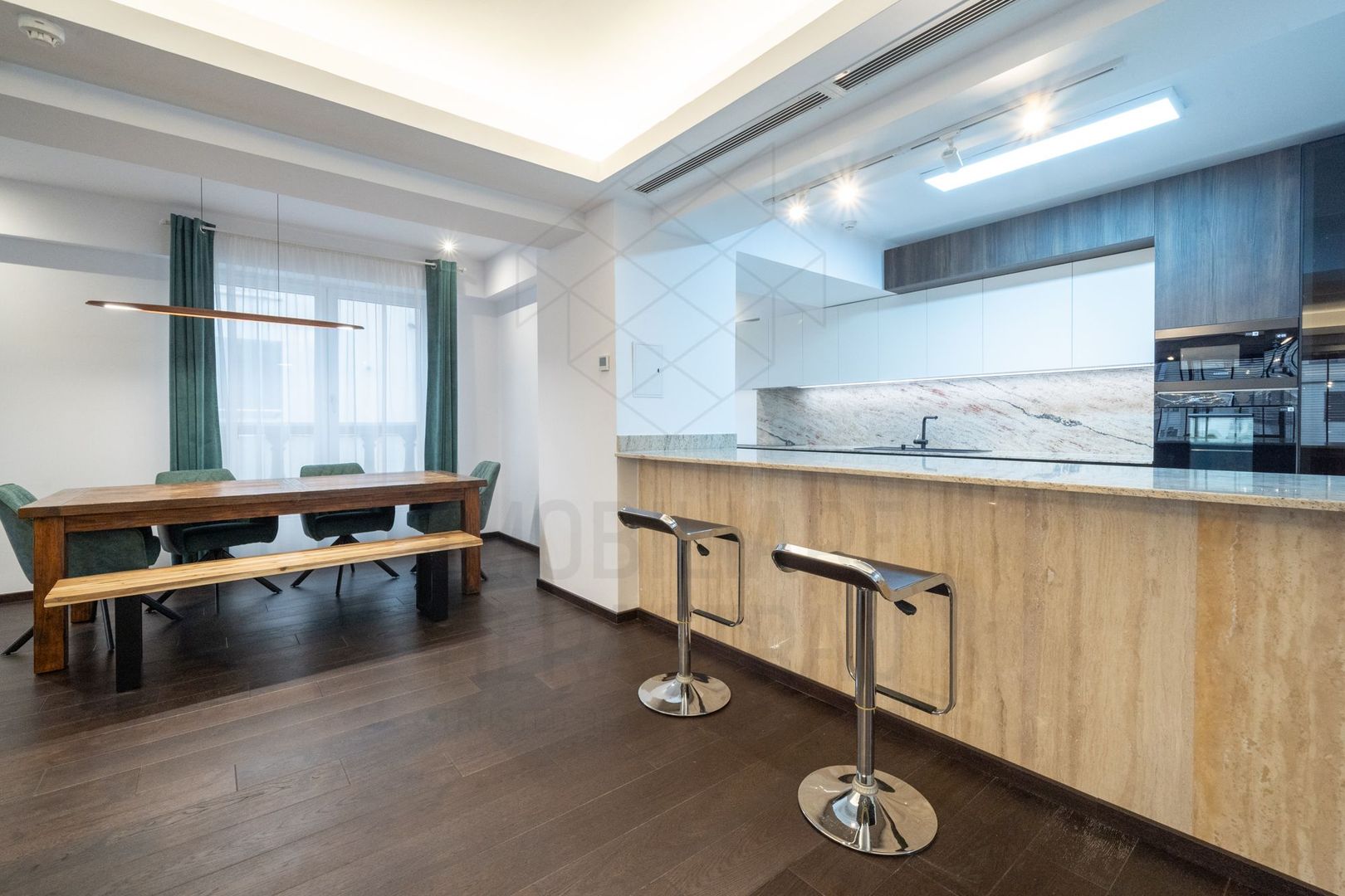 Rafinament urban și texturi naturale într-un apartament contemporan spectaculos