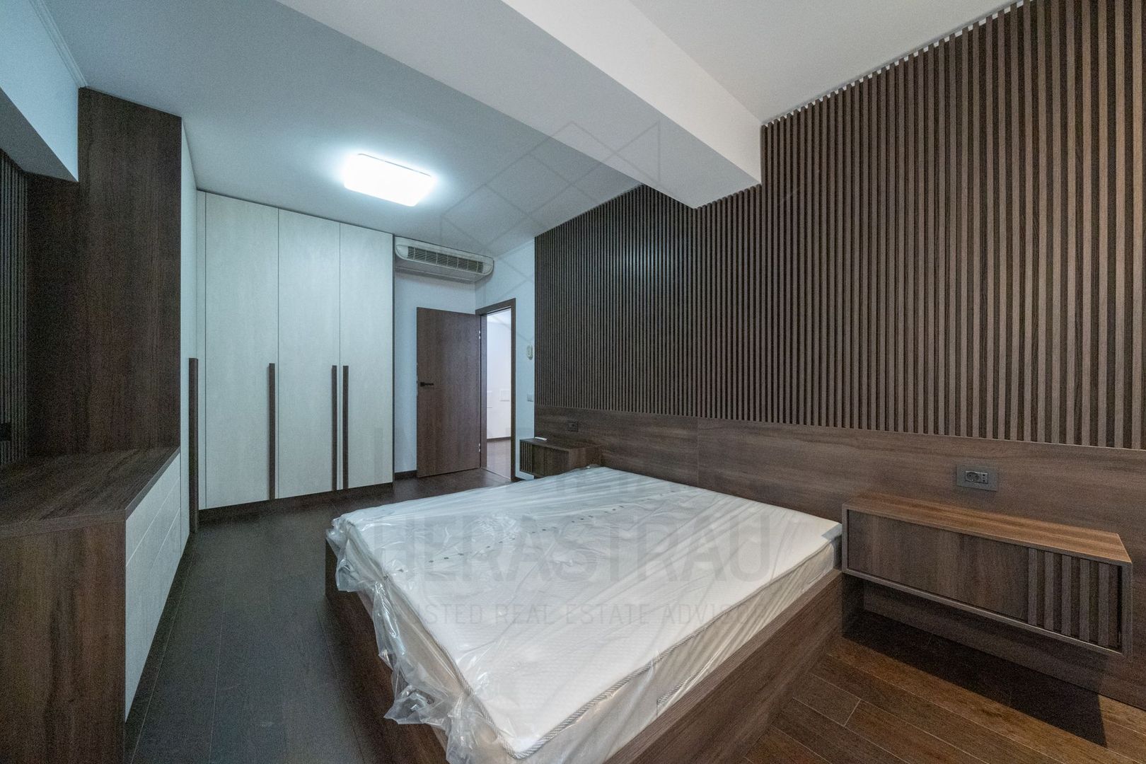 Rafinament urban și texturi naturale într-un apartament contemporan spectaculos