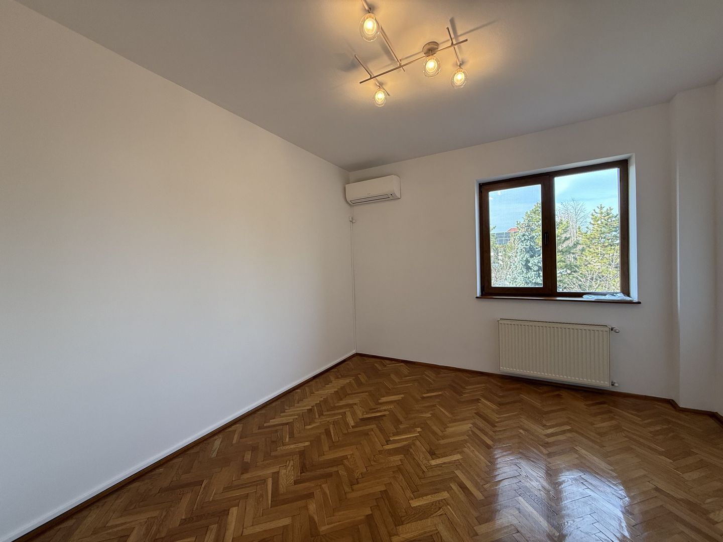 Vila spațioasă în Sisesti | 600 mp | 9 locuri de parcare | Teren 1500 mp