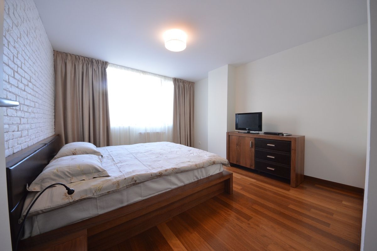 Apartament ,luminos , camera de dresing ,loc parcare subteran.