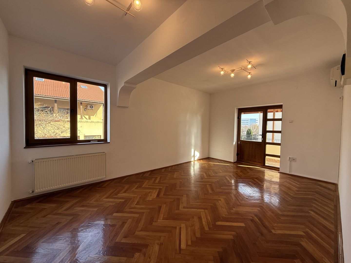 Vila spațioasă în Sisesti | 600 mp | 9 locuri de parcare | Teren 1500 mp