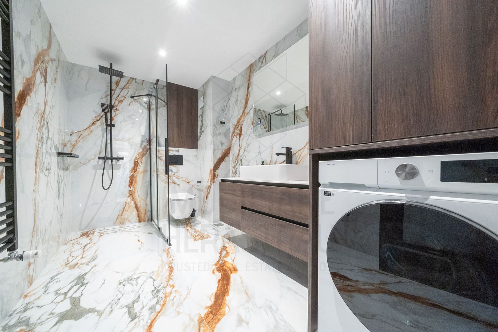 Rafinament urban și texturi naturale într-un apartament contemporan spectaculos