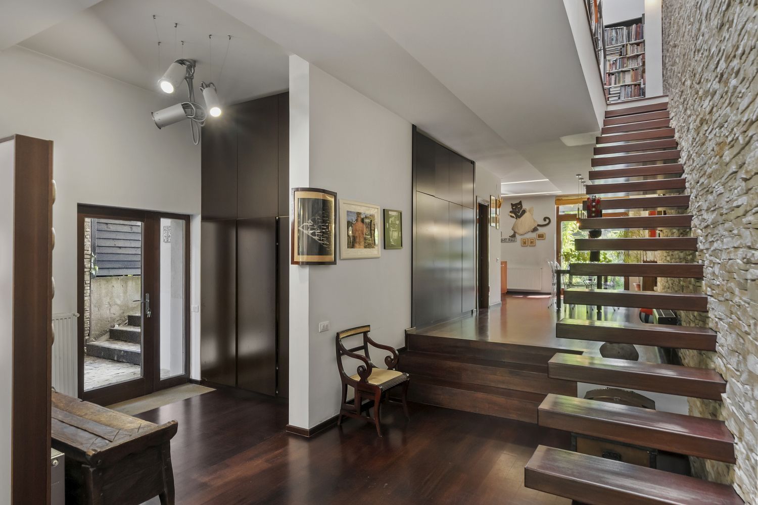 ARTSY LAKEFRONT VILLA | BANEASA