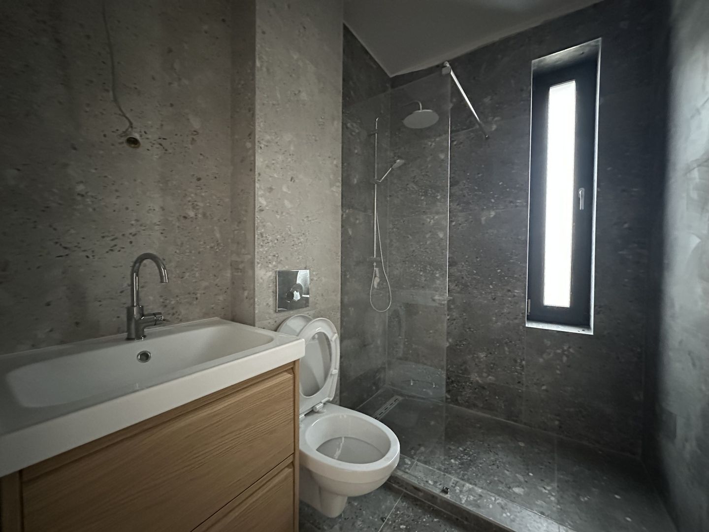 Apartament 3 camere parter cu curte.