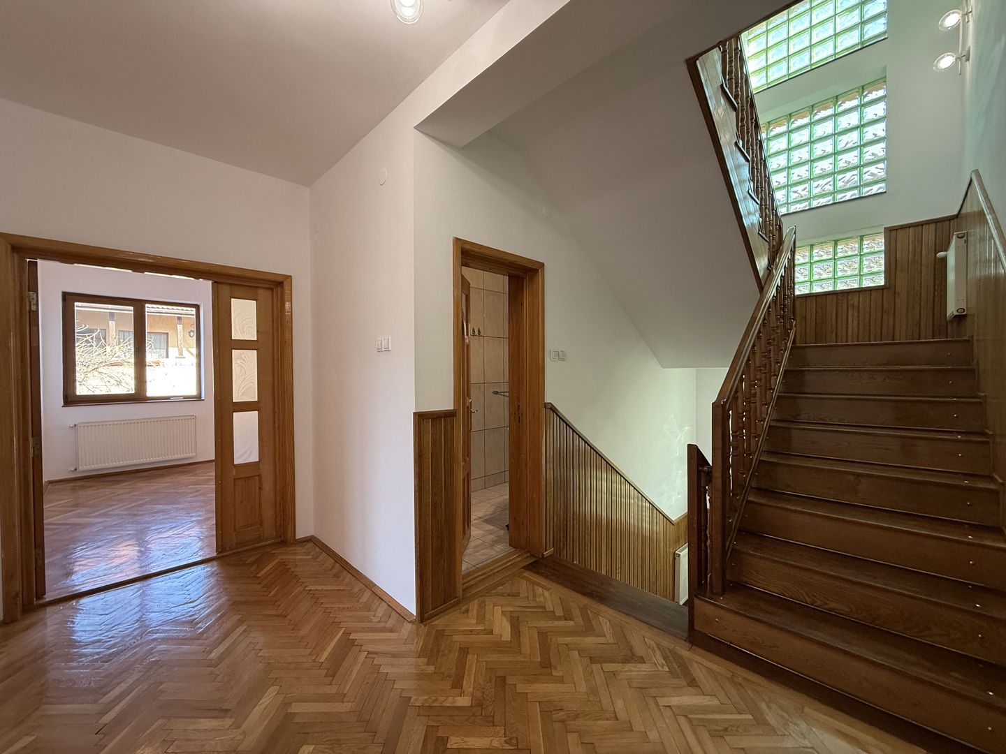 Vila spațioasă în Sisesti | 600 mp | 9 locuri de parcare | Teren 1500 mp