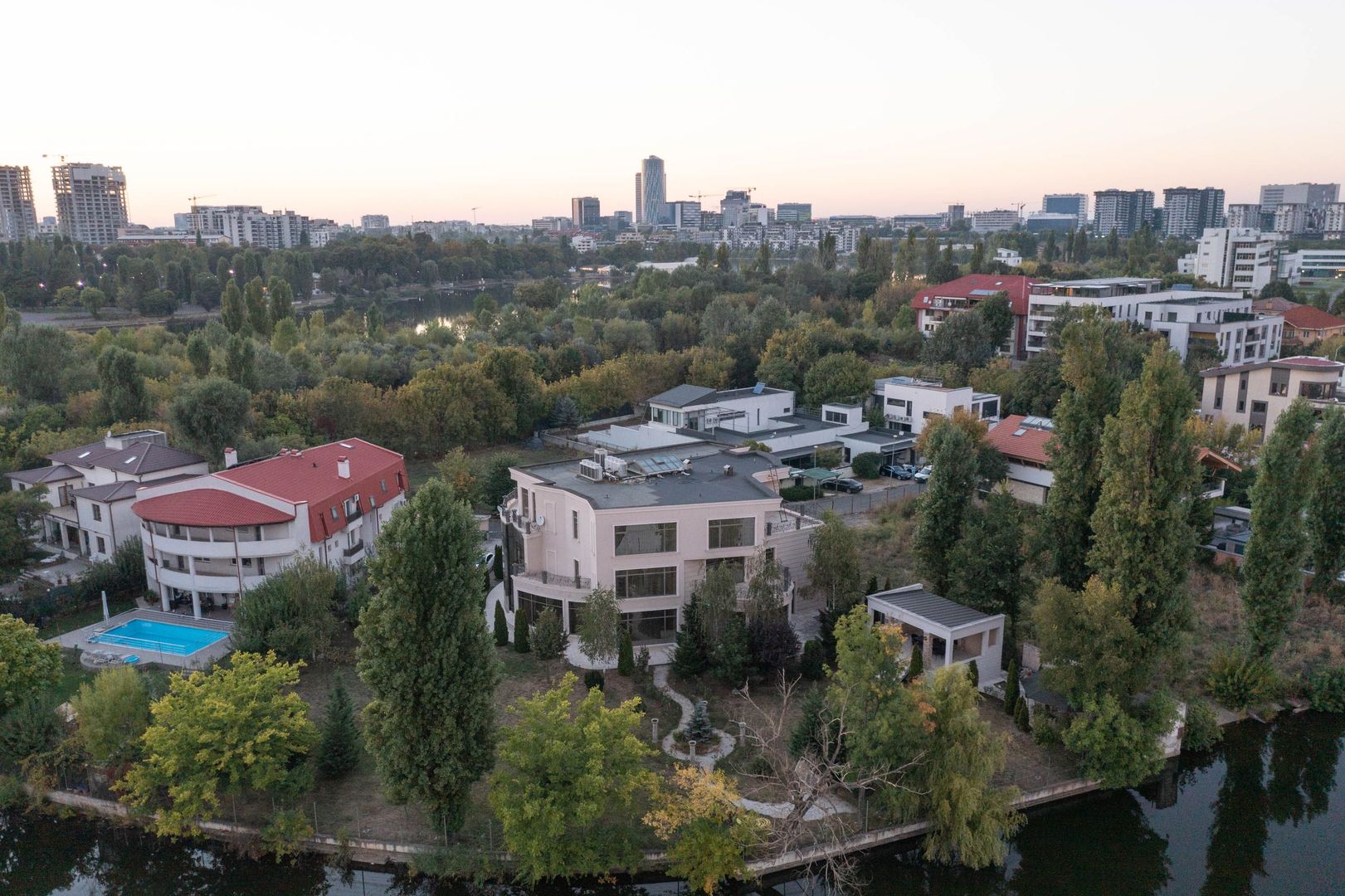 Swan Residence | Vila de lux cu deschidere la Lac