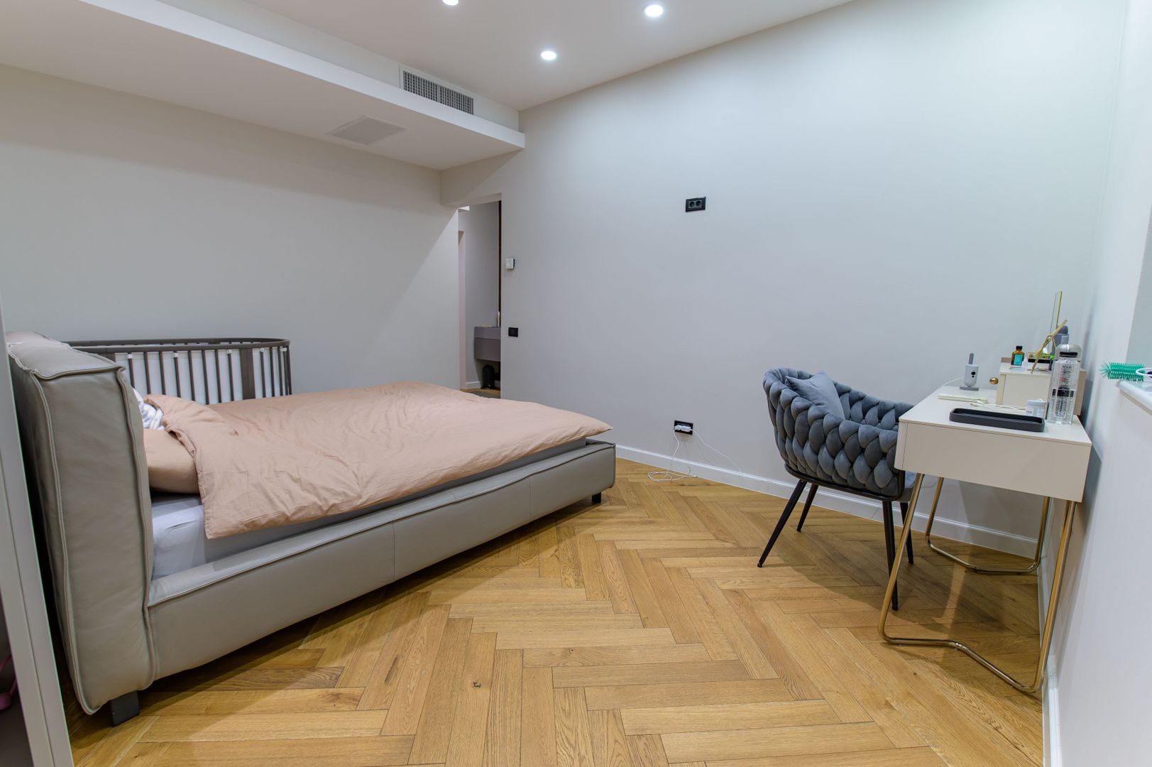 Apartament cu 4 camere de vânzare în zona Soseaua Nordului