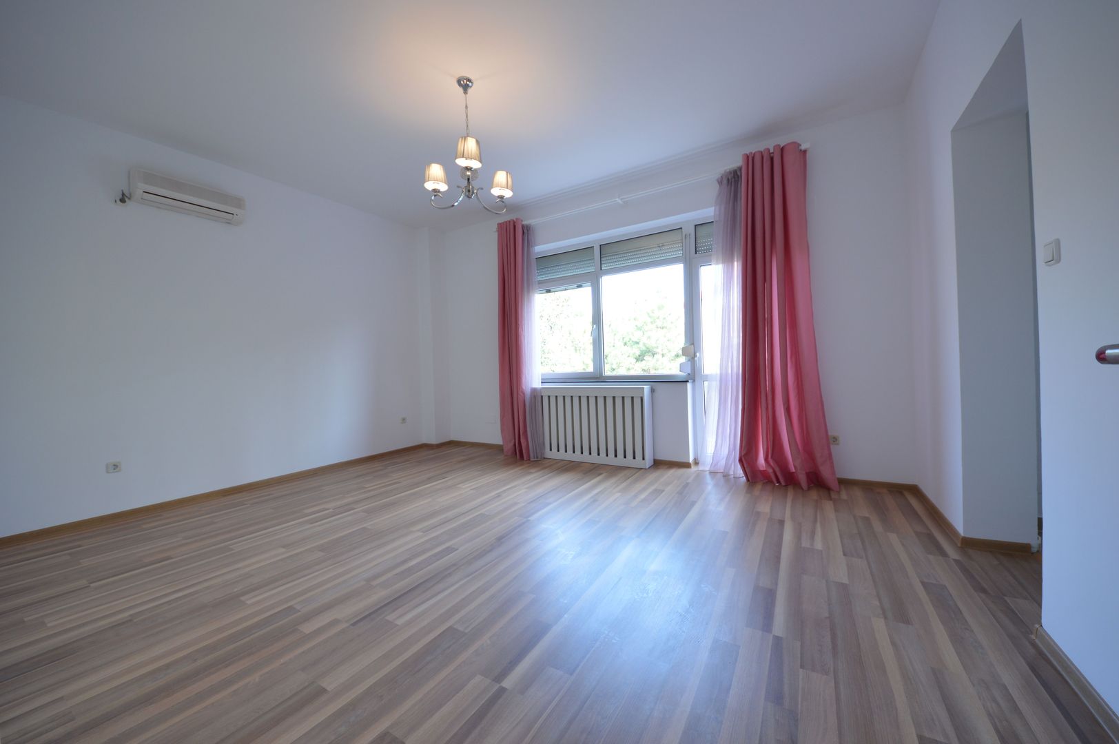 Vila 7 camere curte individuala 600 mp in Herastrau-Satul Francez