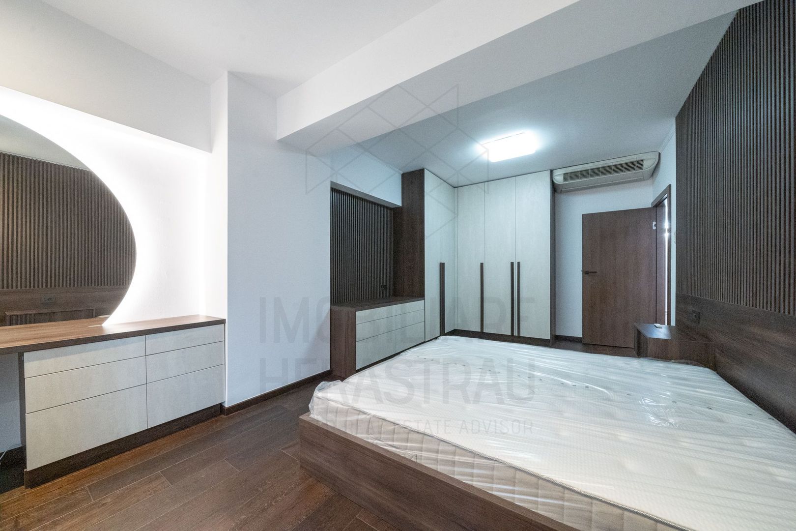 Rafinament urban și texturi naturale într-un apartament contemporan spectaculos